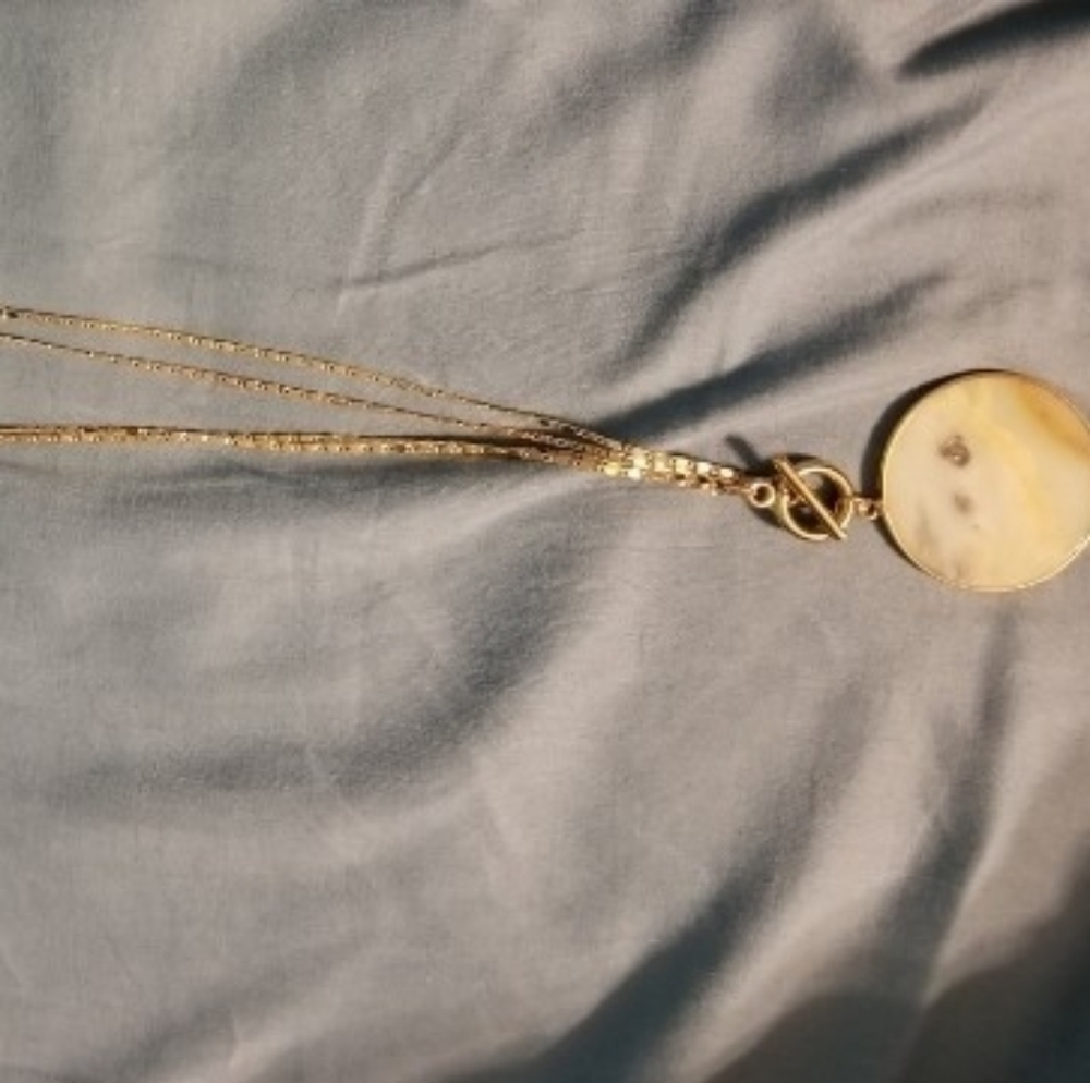 Blue and cream circle gemstone toggle necklace